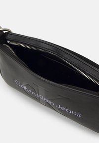 Calvin Klein Jeans SCULPTED SHOULDER POUCH MONO - Borsa a mano - fashion black