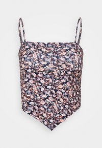 Marinblus med tunna axelband som har ett mönster av rosa och ljusblå blommor. Tyget har en slät yta.