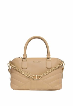 Borsa a mano in pelle beige con design trapuntato, tracolla a catena dorata e logo sulla parte anteriore. Dispone di doppi manici e chiusura con zip.