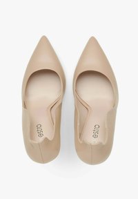 Beżowe czółenka z ostrym noskiem o gładkiej fakturze i wycięciami po bokach. Posiadają wyściełane wnętrze oraz minimalistyczny design.