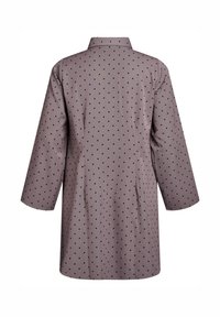 Pitkähihainen, polvenmittainen likaisen purppuranvärinen takki mustilla pilkuilla, esitelty takaa valkoista taustaa vasten.