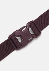 Musta violetti muovinen sivulukko kiinnitettynä kudottuun nailonihihnaan valkoista taustaa vasten.