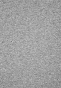 Tessuto di cotone grigio chiaro con una texture morbida, caratterizzato da una superficie liscia e uniforme e da una variazione minima di tonalità o motivo.