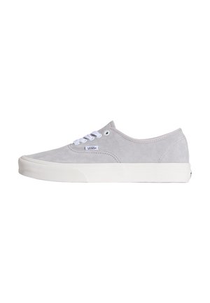 Lavtop grå Vans sneaker med hvide snørebånd, hvid gummisål og lille Vans logo tag på siden.