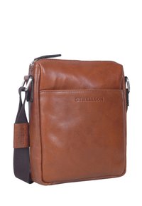 Hnědá kožená taška přes rameno s hladkým povrchem, zipovým uzávěrem, přední kapsou a nastavitelným textilním popruhem.