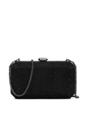 Kleine zwarte rechthoekige clutch met een getextureerd, gestudeerd oppervlak en een fijne metalen kettingriem tegen een witte achtergrond.