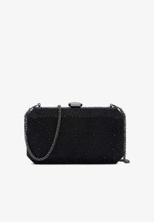 Kleine zwarte rechthoekige clutch met een getextureerd, gestudeerd oppervlak en een fijne metalen kettingriem tegen een witte achtergrond.