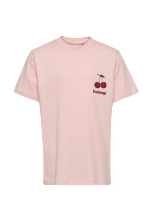 Jasnoróżowy T-shirt z krótkim rękawem z bordowym obrazkiem wiśni i logo "hummel" na lewej piersi, okrągły dekolt, jednolite tło.