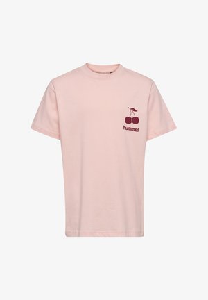Jasnoróżowy T-shirt z krótkim rękawem z bordowym obrazkiem wiśni i logo "hummel" na lewej piersi, okrągły dekolt, jednolite tło.