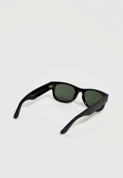 Черни правоъгълни слънчеви очила с тъмнозелени стъкла и лого Ray-Ban на склонката, поставени на бяла повърхност.