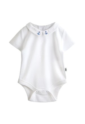 Body bianco a maniche corte per bambino con colletto alla Peter Pan, decorato con due piccoli ricami di ancore azzurre e bottoni automatici sul fondo.