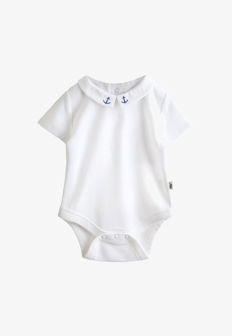 Fehér, rövid ujjú babaruházat Peter Pan gallérral, két kis kék horgony hímzés díszítéssel és patentos gombokkal az alján.