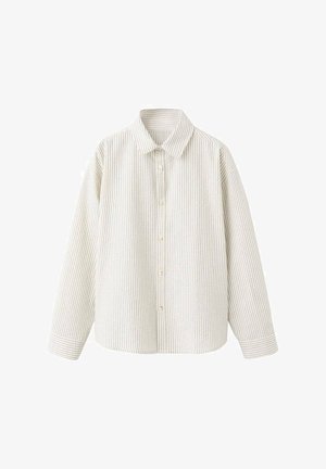 Chemise à manches longues en crème clair avec de fines rayures verticales grises, col classique, fermeture par boutons et ourlet droit.