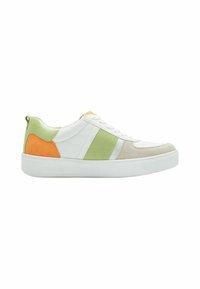 Baskets en cuir blanc avec des accents verts, orange et beige. Elles disposent d'une semelle en caoutchouc blanc plate et de panneaux texturés pour un contraste.