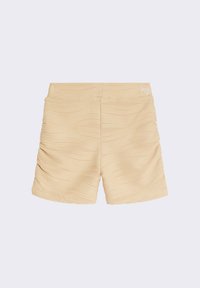 Shorts beiges avec un design texturé et plissé. Présente des détails froncés sur les côtés et un logo discret sur la taille.