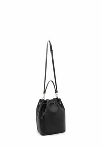 Borsa a secchiello in pelle nera con finitura testurizzata, tracolla regolabile e dettagli in metallo argento. Dotata di una tasca laterale con zip.