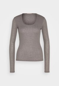 Långärmad, figurnära grå topp med rundad halsringning, mjuk textur och en etikett inuti kragen på en enkel vit bakgrund.