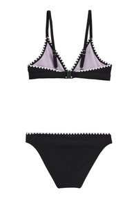 Črn bikini komplet z trikotastim zgornjim delom z lila obrobo in valovitim belim robom, nastavljivimi naramnicami in ujemajočimi se spodnjimi hlačkami z istimi poudarki.