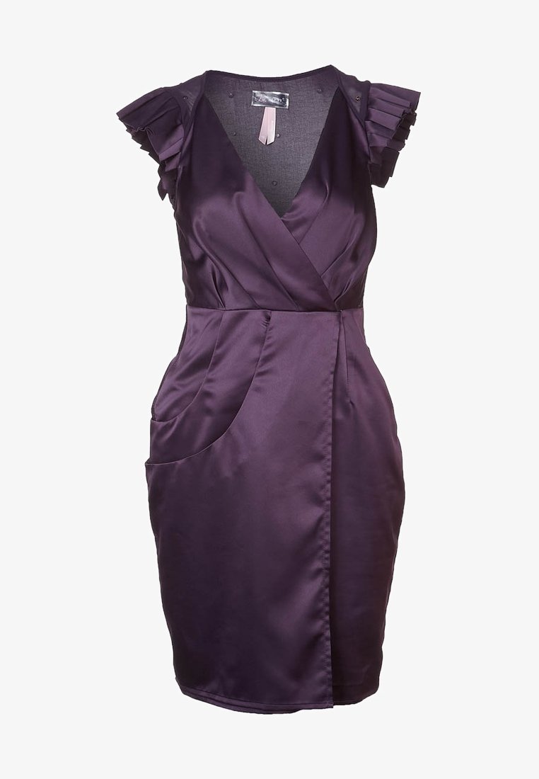 Violette satijnen jurk met een wikkelontwerp, gerimpelde schouders, twee zijzakken en een V-hals, voorzien van een verborgen ritssluiting aan de achterkant.