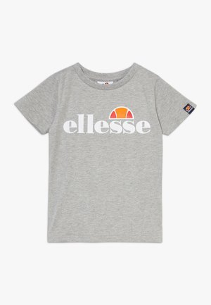 Hellgraues T-Shirt mit kurzen Ärmeln, weißem "ellesse"-Logo und halbkreisförmiger orange-roter Grafik auf der Brust, kleines Logopatch am linken Ärmel.