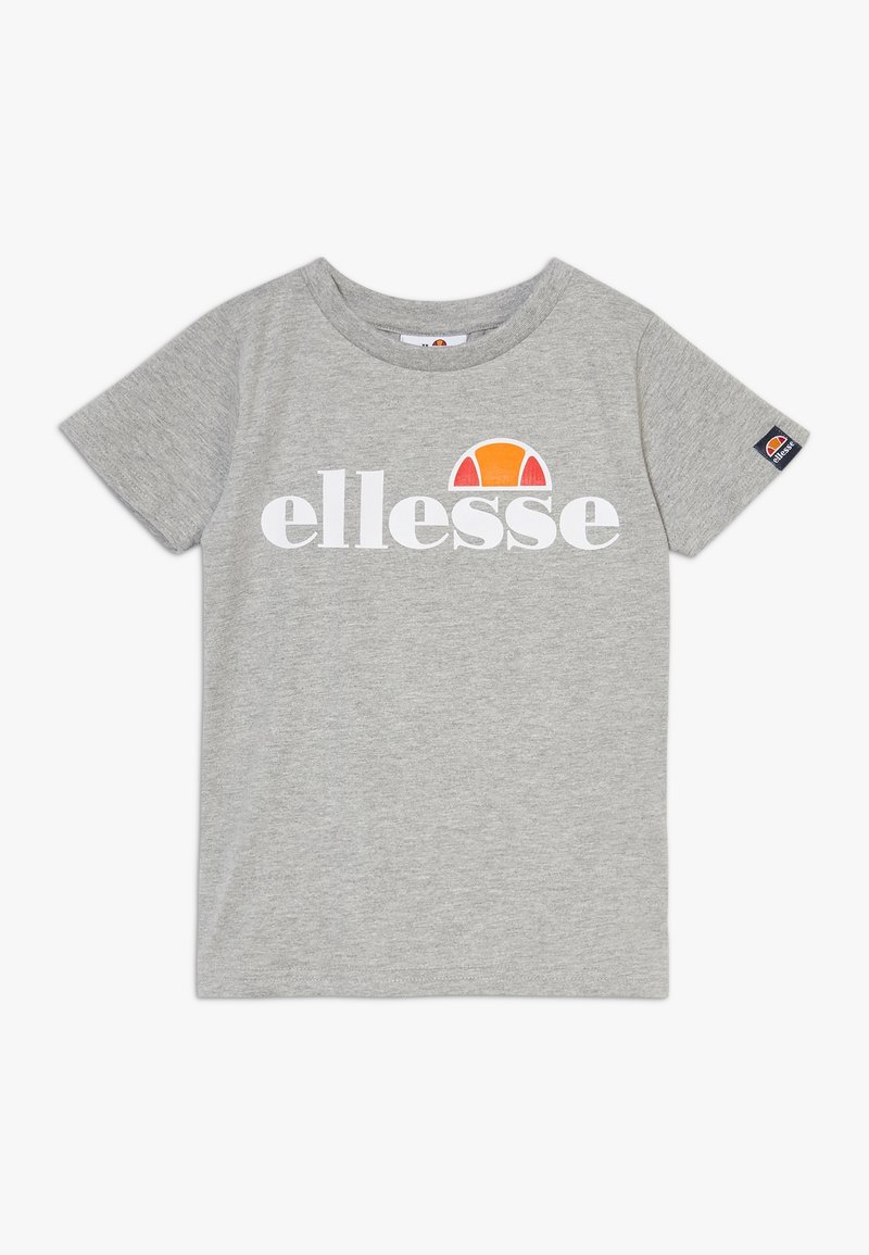 Camiseta de manga corta de color gris claro con logo blanco "ellesse" y gráfico semicircular en naranja y rojo en el pecho, pequeña etiqueta con logo en la manga izquierda.