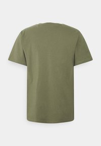 Oliivinvihreä lyhythihainen t-paita, valmistettu pehmeästä puuvillakankaasta, jossa on pyöreä pääntie ja yksinkertainen design ilman näkyviä kuvioita tai kuviointeja.