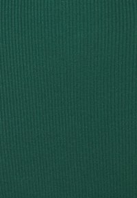 Rippstoff in tiefgrün, der eine glatte Textur mit vertikalen Linien zeigt und sich für Bekleidung oder Heimtextilien eignet.