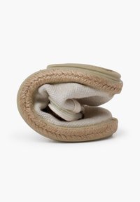 Lichtbeige espadrille met een geweven jute zool en een zachte stoffen bovenkant, gekruld ter presentatie. Heeft een ronde neus en subtiele stikdetails.