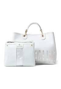 Set di borse bianche composto da una grande borsa a tracolla e una pochette più piccola. Entrambe realizzate in materiale liscio; la borsa a tracolla presenta accessori in oro e dettagli metallici con il logo.