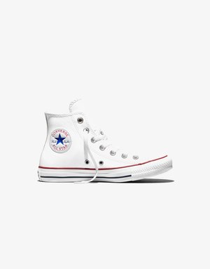 Biały wysokoprofilowy sneaker Converse All Star z niebieskim logo gwiazdy, białymi sznurowadłami oraz czerwono-niebieskim paskiem wzdłuż podeszwy.