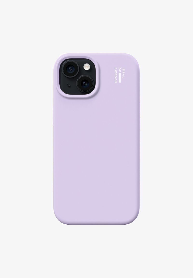 Smartphone con cámaras traseras duales y flash, protegido por una funda lisa de color lavanda con la marca "Ideal of Sweden".