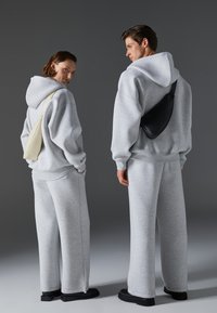 Zign Studio LEATHER UNISEX - Diržinis krepšelis - off-white