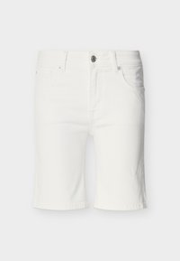 Λευκά τζιν σορτς μέχρι το γόνατο με μπροστινό κουμπί, φερμουάρ και σχεδιασμό με πέντε τσέπες, εμφανιζόμενα σε ουδέτερο φόντο.
