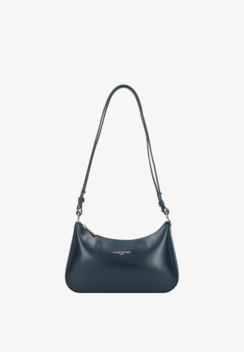 Dunkelblaues Lederhandtasche mit geschwungener Form, verstellbarem Doppeltrageriemen, Reißverschluss und silberfarbenen Beschlägen. Auf der Vorderseite befindet sich ein Logo.