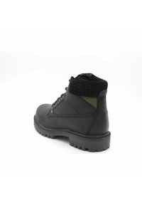 Stivale da trekking in pelle nera con colletto in suede texture, occhielli rinforzati e suola in gomma resistente con scanalature profonde per una migliore aderenza.