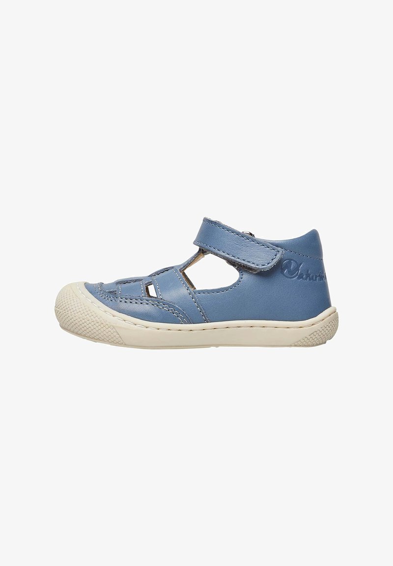 Sandale pour enfant en cuir bleu avec un bout fermé, des découpes pour la ventilation et une sangle réglable en Velcro. Semelle en caoutchouc pour une meilleure adhérence.