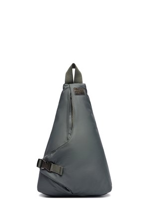 Ciemnoszary trójkątny plecak na jedno ramię z górnym uchwytem pętlowym, boczną kieszenią na zamek, regulowanym paskiem z klamrą oraz naszywką marki G-Star.