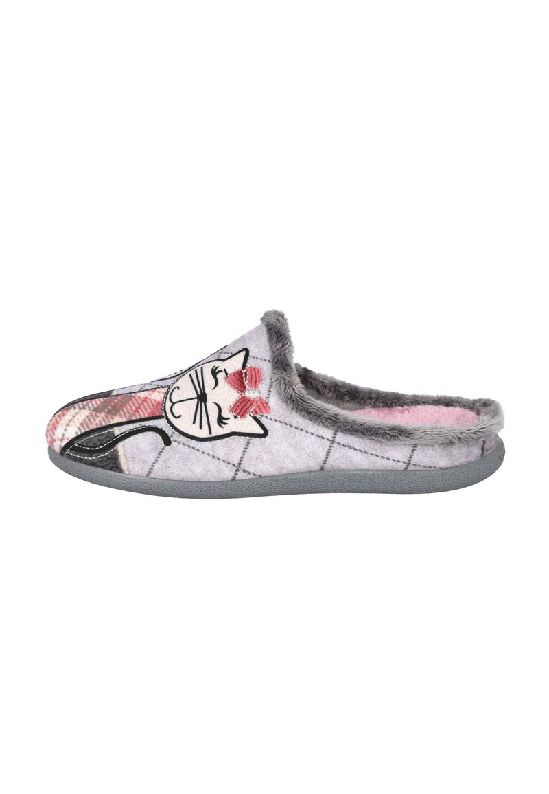 Zapatilla gris de tipo slip-on con forro suave, que presenta una cara de gato sonriente con un lazo rosa en la parte superior y un patrón de cuadros cerca de la zona de los dedos.