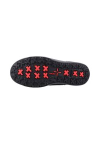 Suela negra de zapato con superficie texturizada. Presenta detalles rojos en forma de X para proporcionar tracción. Material de goma duradero.