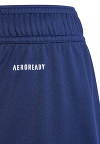 Pantalones cortos deportivos azul marino con una tela texturizada. Cuentan con una cintura elástica y el logo "AEROREADY" en blanco en el lado.