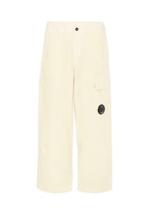 Pantaloni cargo color avorio a gamba larga con bottone frontale, tasca laterale con pattina, passanti per cintura e toppa rotonda nera sulla gamba destra.