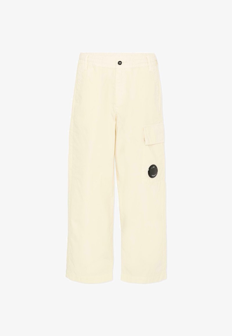 Offwhite vidbenede cargobukser med knap foran, sidelomme med klap, bæltestropper og rund sort patch på højre ben.