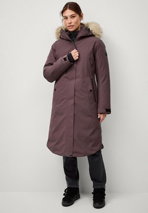 Lange, donkerpaarse jas met een met bont gevoerde capuchon, rits- en drukknoopsluitingen, en zijzakken, gedragen over een zwarte binnenkant en donkere broek.