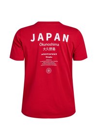 Sarkans kokvilnas T-krekls ar lieliem baltiem uzrakstiem: "JAPONIJA" un "Ōkunoshima" aizmugurē, ar koordinātēm un aprakstu zemāk. Vienkāršs, tīrs dizains.