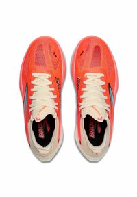Zapatillas de running de color naranja brillante con parte superior de malla, cordones blancos y detalles en azul. Tienen una punta redondeada y una suela acolchada para mayor comodidad.