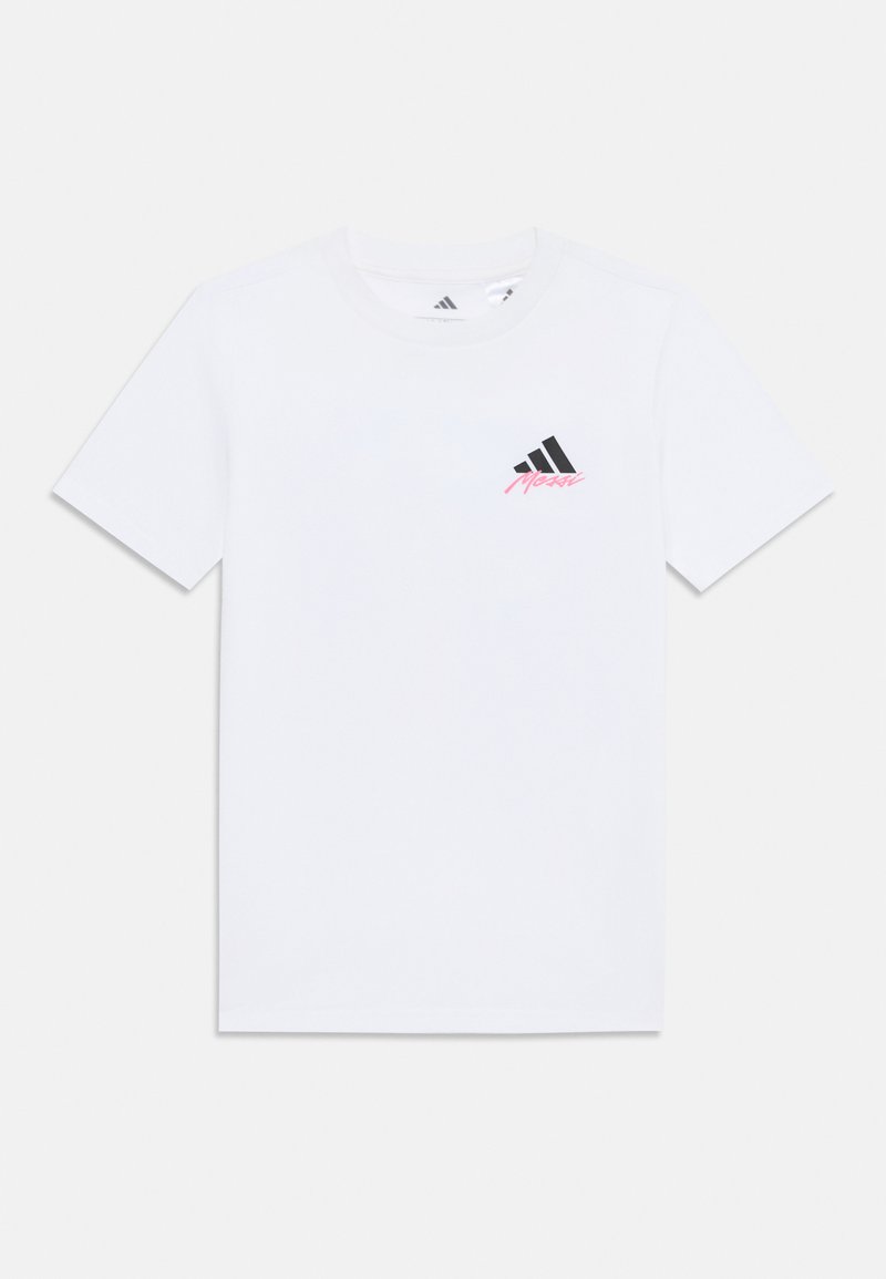 Camiseta de algodón blanca con cuello redondo, mangas cortas, que presenta un logo negro de Adidas y un acento de texto rosa en el pecho.