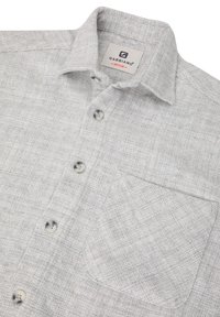 Lichtgrijze button-up shirt gemaakt van textuurstof, met een borstzak en vijf knopen aan de voorkant. Etiket zegt "GABBIANO MEDIUM."