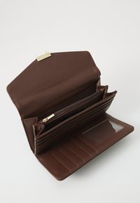 Portefeuille texturé marron avec un fermoir doré, plusieurs emplacements pour cartes, un compartiment zippé et une fenêtre en plastique transparente pour la carte d'identité. L'intérieur est doublé et organisé.