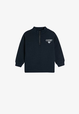 Mørkeblå sweatshirt med halv-lynlås krave, ribbede manchetter og kant; har hvid tekst "COURT" og et lille grafik af en ketsjer.