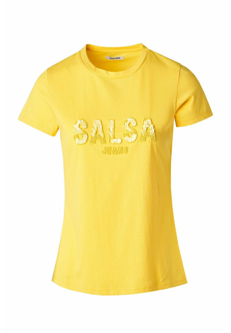 Camiseta de algodón amarilla con mangas cortas y escote redondo, que presenta el texto en relieve "SALSA JEANS" en colores contrastantes.